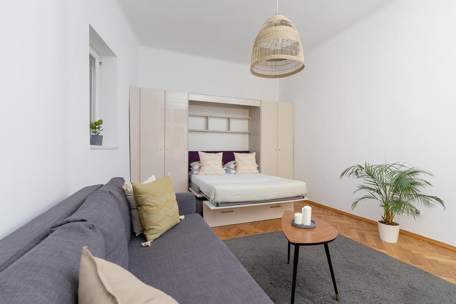 With Balcony - Paulinska 8 Street Apartment *