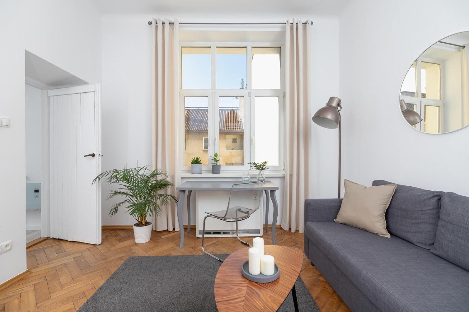 With Balcony - Paulinska 8 Street Apartment *